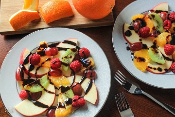 navel-oranges-berries-kiwi-and-apples-with-a-dark-chocolate-balsamic-reduction_360